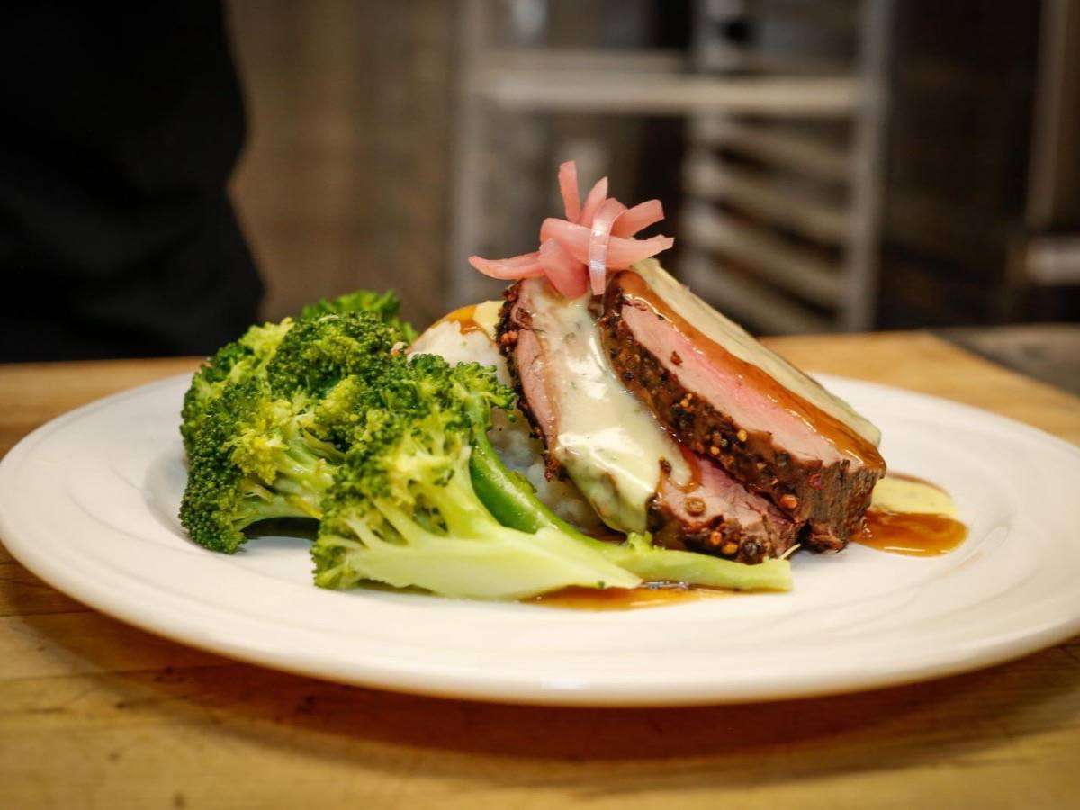 Bayerischer Schweinebraten mit Knödel und Dunkelbiersoße